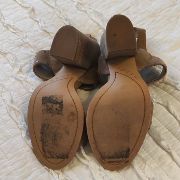 Women's leather sandal, chunky heel,  tan, sz: 7m. - Picture 5 of 6